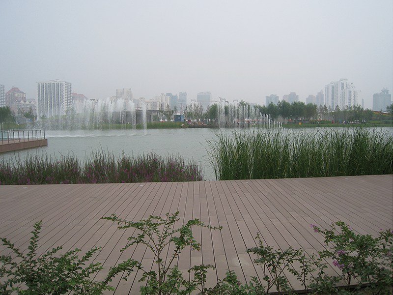 公园湖畔步道木塑地板案例